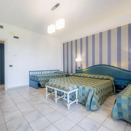 מלון Baia Del Capitano 4*