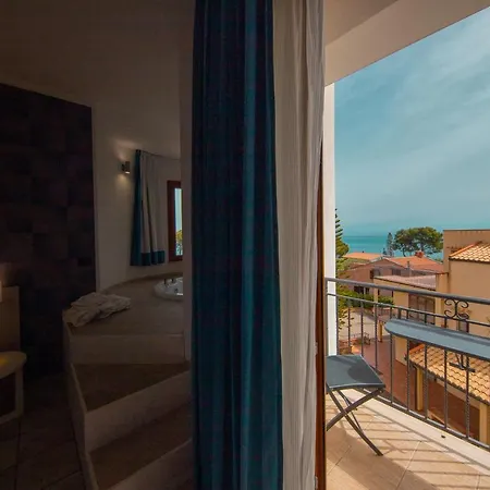 Hotell Baia Del Capitano 4*
