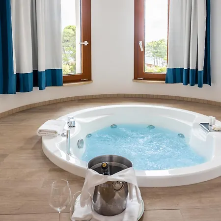 Hotel Baia Del Capitano 4*